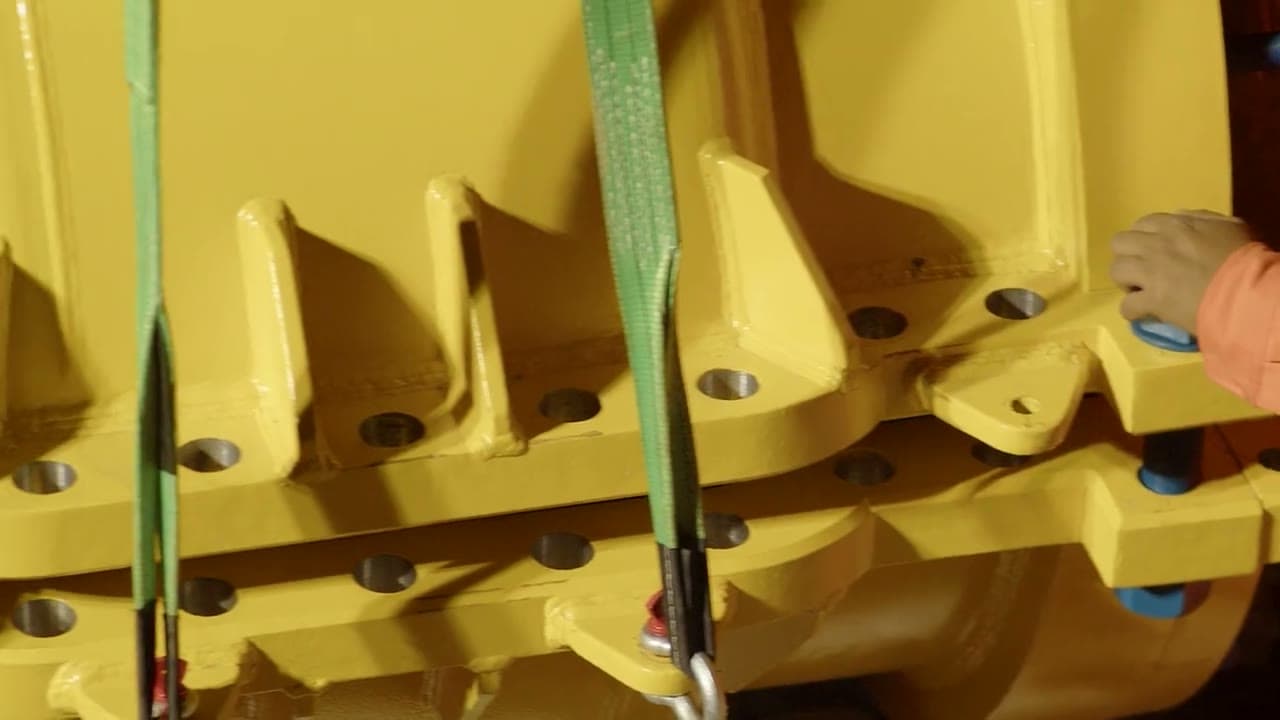 Installing a bolted metal sleeve on a pipeline